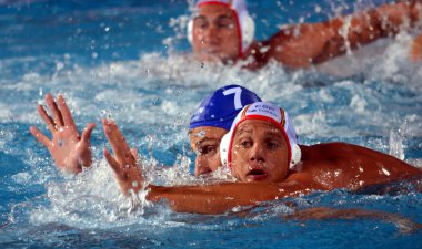 Balazs Sziranyi (Esp, 7) ve Adam Decker (Hun, 7) top için mücadele.