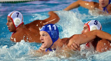 Marton Toth (Hun, 11) İspanyol oyunculara karşı mücadele.