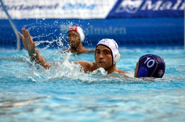 Alexandre Camarasa (Fra, 12) ve Filip Filipovic (Srb, 10) top için mücadele.