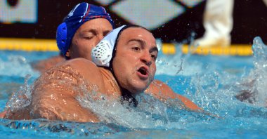 Alexandre Camarasa (Fra, 12) ve Sava Randjelovic (Srb, 4) havuzda güreş.