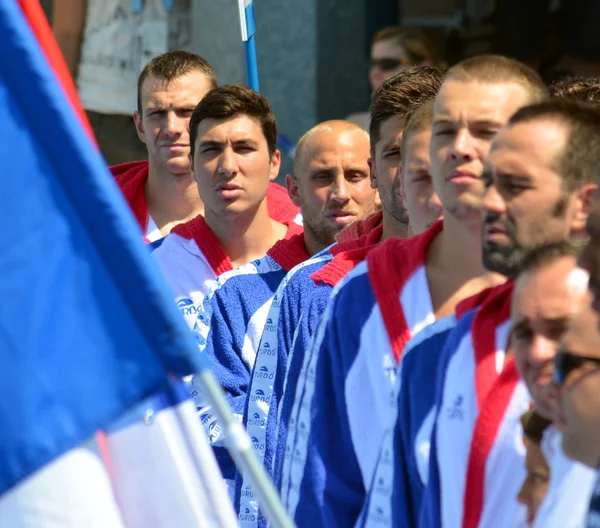 Equipo serbio escuchando el himno nacional . — Foto de Stock