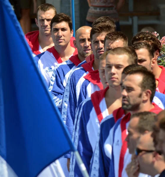 Equipo serbio escuchando el himno nacional . — Foto de Stock