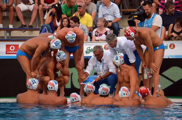 Alessandro Campagna entrenador en jefe mostrando tácticas y estrategia al equipo italiano . — Foto de Stock