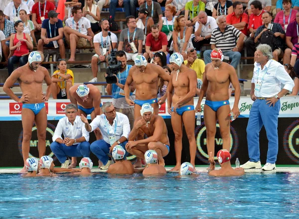 El equipo italiano de waterpolo en el descanso . — Foto de Stock