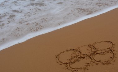 Olimpik halka kuma çizilmiş dalga yaklaşıyor