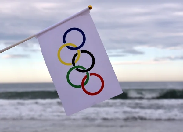 Bandeira olímpica na praia — Fotografia de Stock