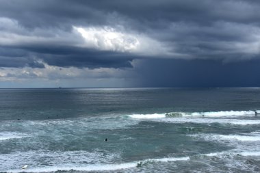 Gündüz görünümü kumlu kıyı karşı dalgalı deniz suyu, Sydney, Avustralya