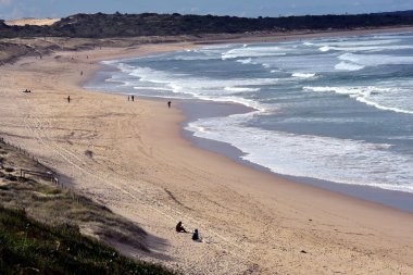 Sidney'de fırtınalı günde deniz fışkıran
