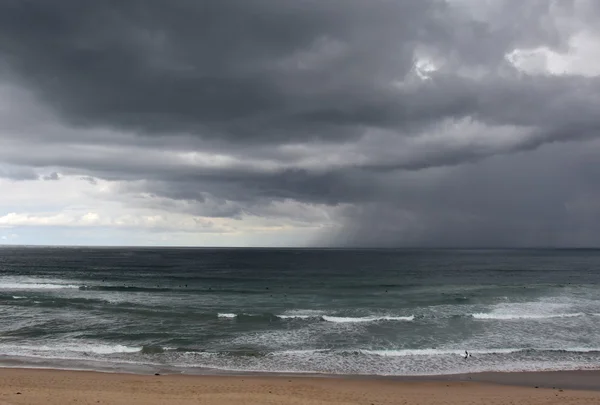 Mar que brota en el día tormentoso — Foto de Stock