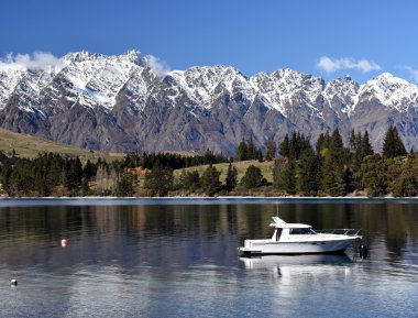 Wakatipu gölde Remarkables dağlar karşı yat