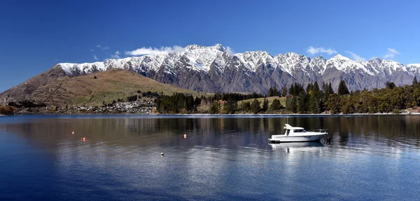 Wynajem jachtów na jeziorze Wakatipu przeciwko góry Remarkables — Zdjęcie stockowe