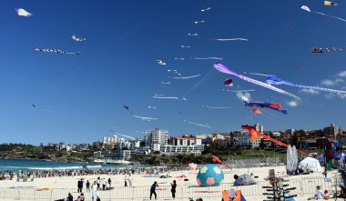 Uçurtma el ilanları ve Bondi Plajı'nda turistler