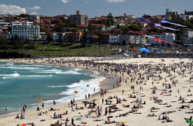 Uçurtma el ilanları ve Bondi Plajı'nda turistler
