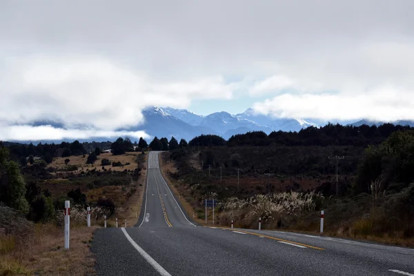 Asfalto país carretera y montañas —  Fotos de Stock