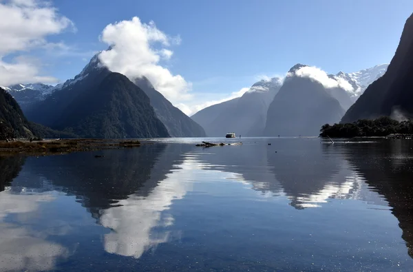 Milford sound i ukośna szczyt — Zdjęcie stockowe