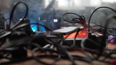 Dumandaki kabloların yoğun çalışması