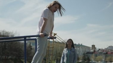 parkta trenler bir erkek arkadaş arıyorum kız