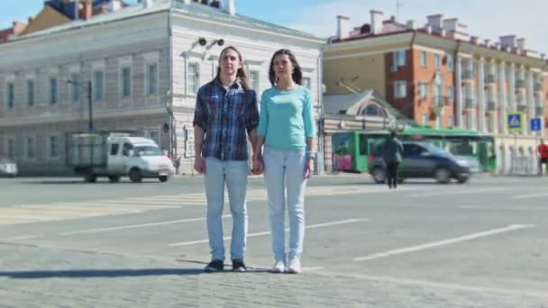 Niedliche Mädchen und Jungen mit langen Haaren stehen auf der Straße Zeitraffer, Russland, Kasan, 27.04.2016 — Stockvideo