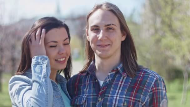 Süße Mädchen und Jungen mit langen Haaren posieren im Park — Stockvideo