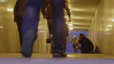 Anonim kadın 18 Nisan 2016 Kazan, Rusya Federasyonu, sokakta dilenci