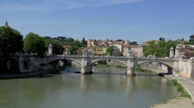 Tiber Nehri Sant Angelo güneşli bir gün, Roma, İtalya
