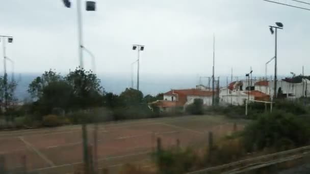 Blick auf die italienische Meereslandschaft aus dem Zugfenster in Bewegung, Sizilien, Italien, 14. Mai 2015 — Stockvideo