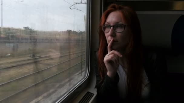 4 k ελκυστική γυναίκα στη σκέψη να ψάχνεις έξω από ένα παράθυρο του τρένου — Αρχείο Βίντεο
