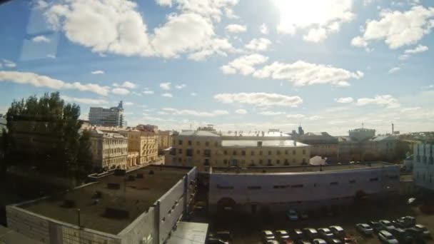 Промежуток времени в облаках современного города — стоковое видео