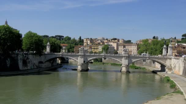 Tiber Nehri Sant Angelo güneşli bir gün, Roma, İtalya — Stok video