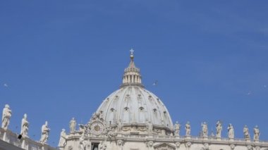 St. Peter's Basilica üzerinde kuşlar. Vatikan Şehri, Roma, İtalya