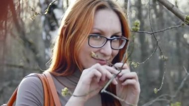 güzel kız parkta gözlüklü görünüyor willow ve kamera görünüyor