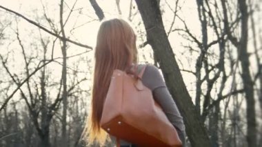 güzel kız giyen gözlük tribünlerde park görünüyor gökyüzüne yakın çekim