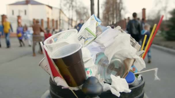 Papelera en la calle de la ciudad — Vídeo de stock