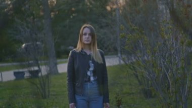 Sevimli genç kız parkta gece karanlığında ayakta