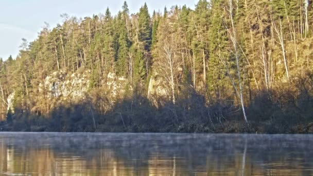 Вид горного туманного речного ландшафта реки Чусовая в Сибири, Урал, Россия — стоковое видео