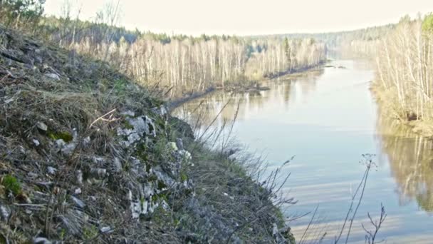 Veiw panaramico di paesaggio di fiume di montagna di fiume di Chusovaya in siberia, Ural, Russia — Video Stock
