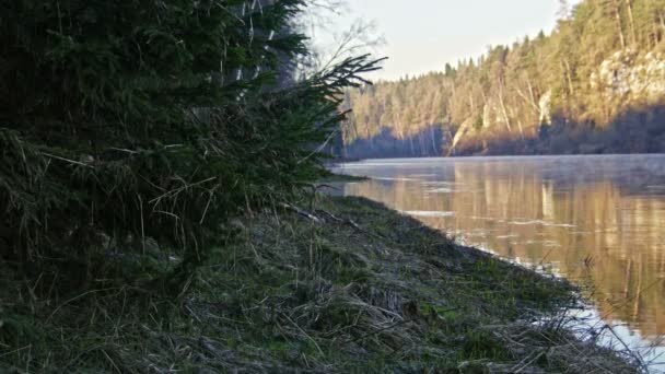 Veiw de montanha nebulosa paisagem fluvial do rio Chusovaya na Sibéria, Ural, Rússia — Vídeo de Stock