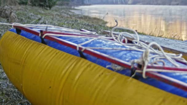 Raft na břehu horské mlžné řeky detail — Stock video