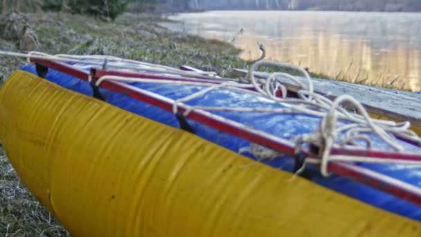 Flotte på stranden av berg dimmiga floden närbild — Stockvideo