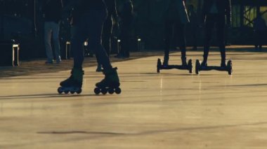 Bir adam paten batımında silüeti