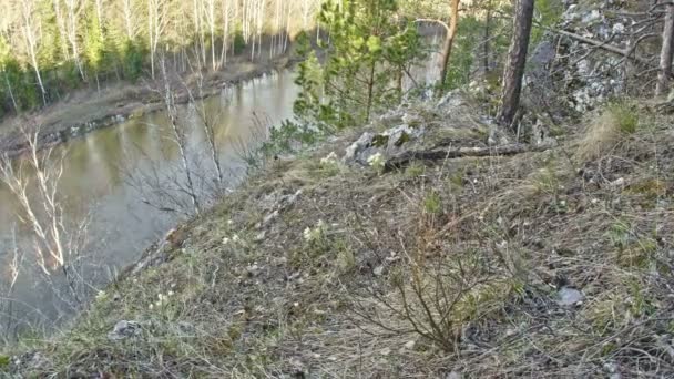 Paysage fluvial de montagne de la rivière Chusovaya en Sibérie, Oural, Russie 