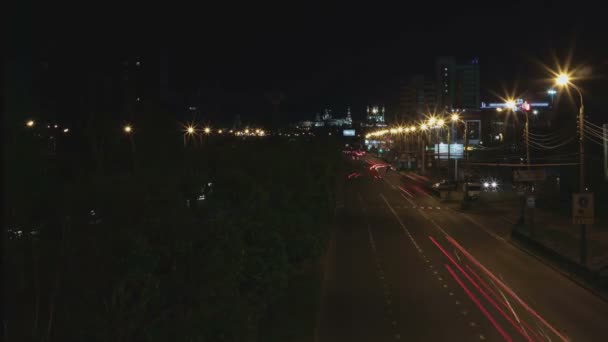 Nattlig bortfall av trafikk i moderm by – stockvideo
