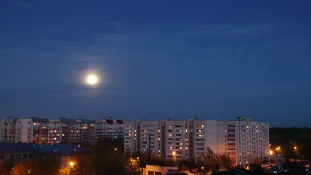 Лунный восход в прекрасном городе — стоковое видео