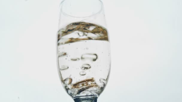 Vigselring i champagne glas — Stockvideo