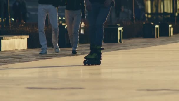 Silhouette of a people rollerblading at sunset — Stock Video
