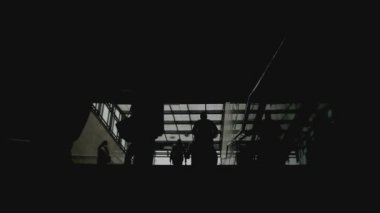 Kalabalık metro slo-mo tünelde
