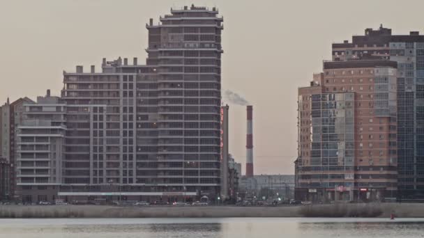 Blick auf Straßen in einer modernen Stadt im Zeitraffer — Stockvideo