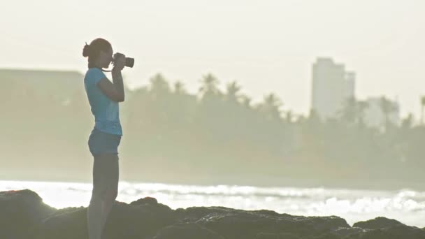 도미니카 공화국, 망원, 슬로우 모션에에서 카리브 해에 안경 사진 바다 생활에 붉은 머리를 가진 귀여운 젊은 여자 — 비디오