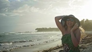 Bir deniz kabuğu olarak şarkı, tropik sahilde, Dominik Cumhuriyeti eğleniyor çiller ile güzel genç kadın portresi kadar yakın