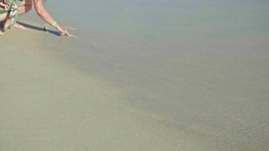 Genç kadın aşk deniz kum üzerine yazmak. Deniz suyu, Karayip Denizi ile daha hızlı durulama,